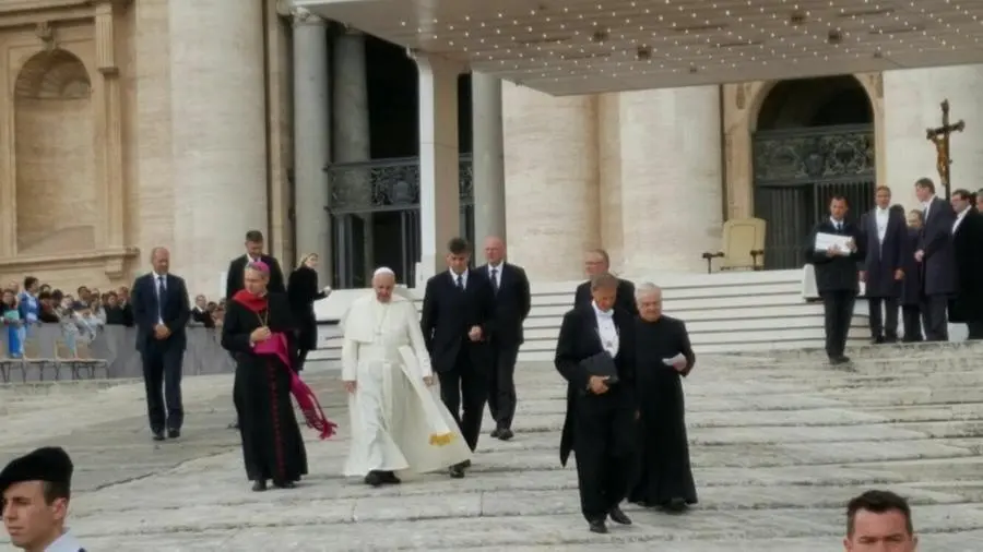 Gli abbracci tra i bambini bresciani e Papa Francesco