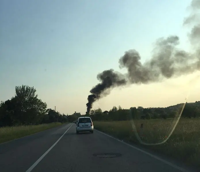 Il camper in fiamme e la colonna di fumo