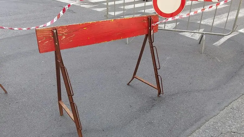 Il cedimento dell'asfalto in pieno centro