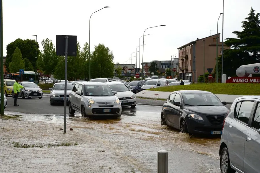 La tubatura rotta in viale Bornata