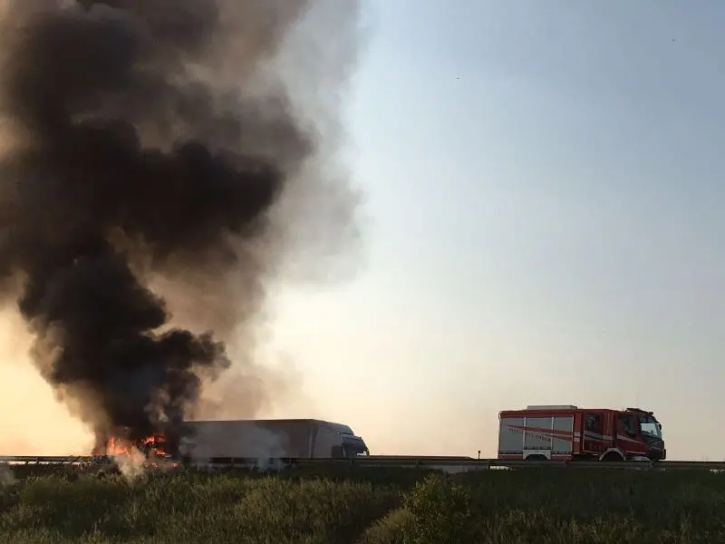 Il camper in fiamme e la colonna di fumo