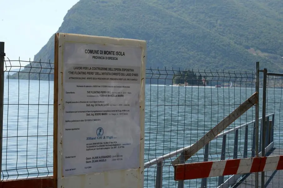 The Floating Piers prende forma