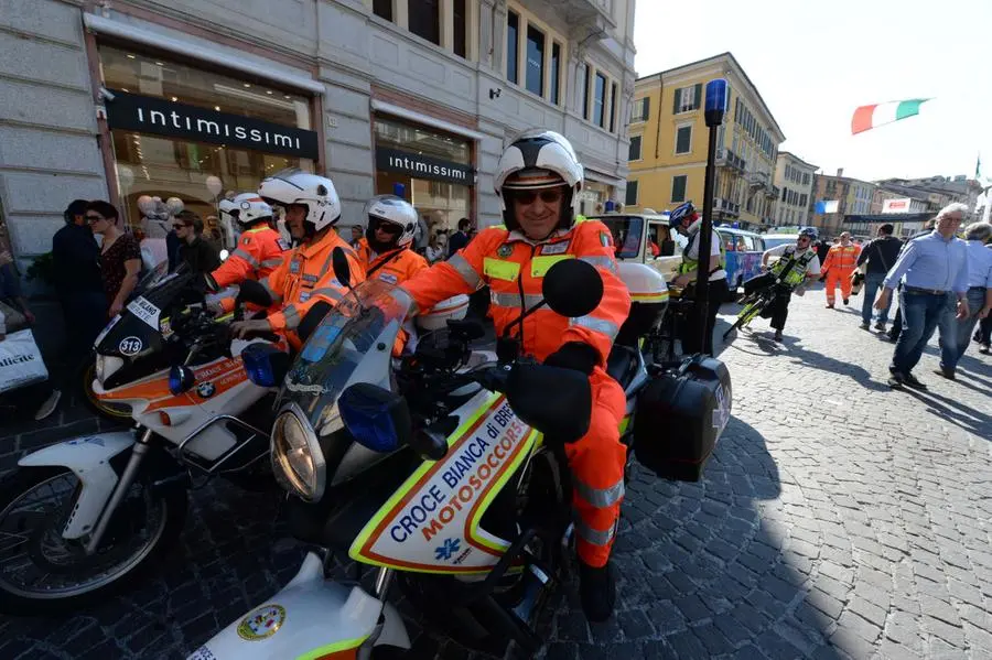 La sfilata della Croce Bianca in città