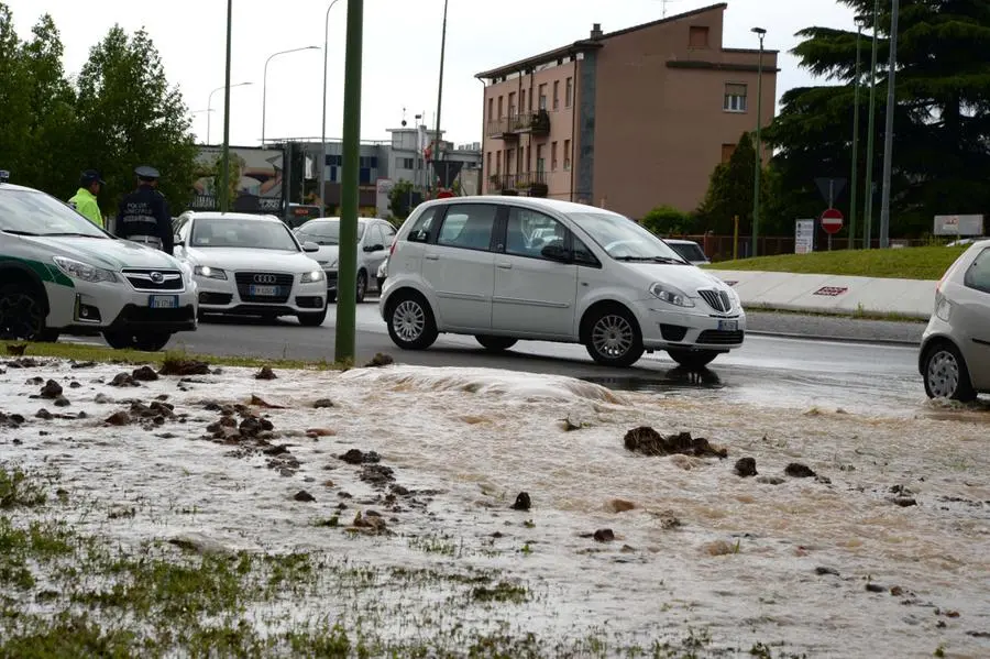 La tubatura rotta in viale Bornata