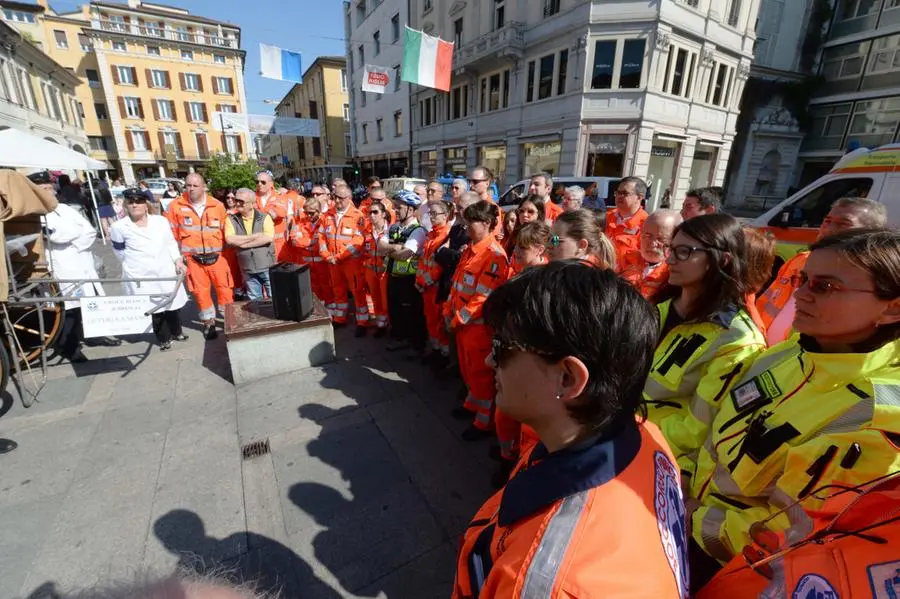 La sfilata della Croce Bianca in città