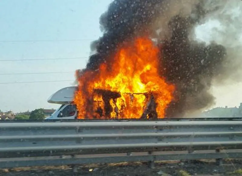 Il camper in fiamme e la colonna di fumo