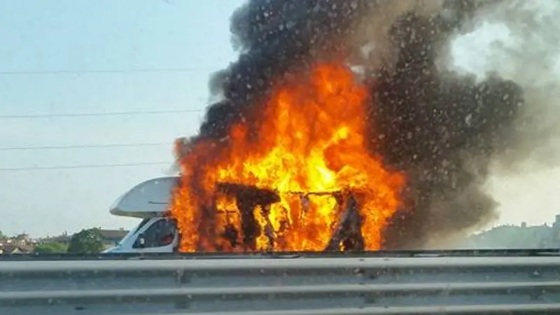 Il camper in fiamme e la colonna di fumo