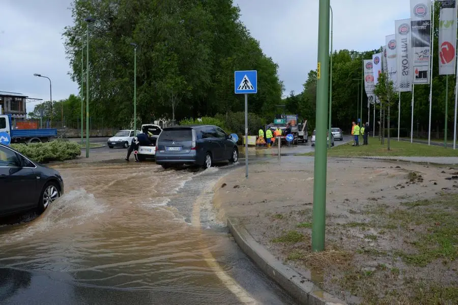 La tubatura rotta in viale Bornata