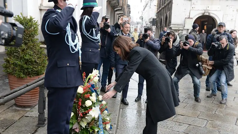 Nell'immagine di archivio la presidente della Camera Laura Boldrini alla Stele dei Caduti di Piazza della Loggia