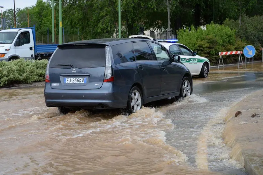 La tubatura rotta in viale Bornata