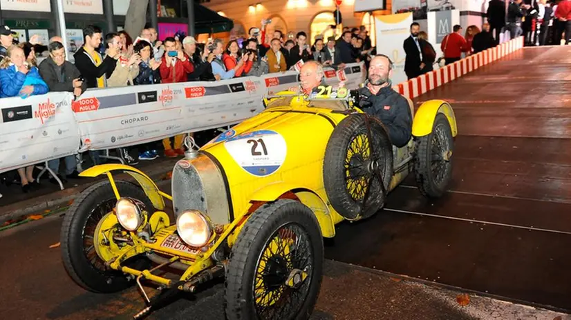 Mille Miglia, passerella per anziane dive in via Veneto