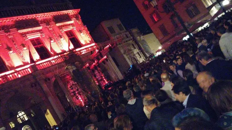 Folla in città per la notte bianca della Mille Miglia