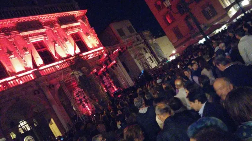 Folla in città per la notte bianca della Mille Miglia