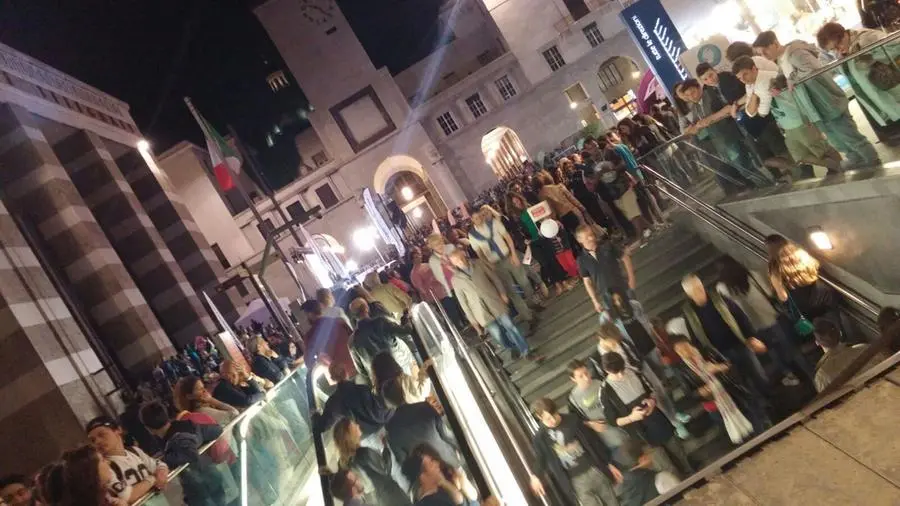 Folla in città per la notte bianca della Mille Miglia
