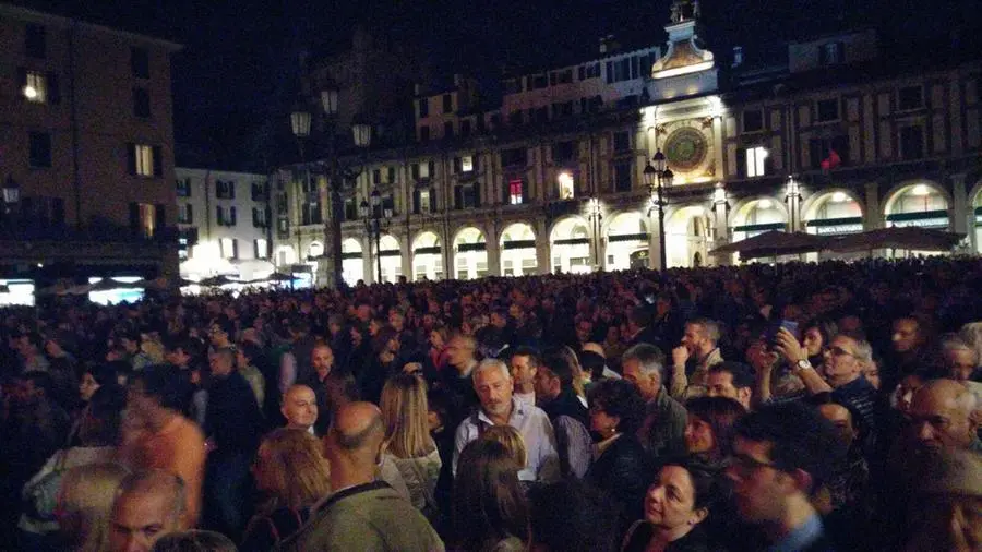Folla in città per la notte bianca della Mille Miglia