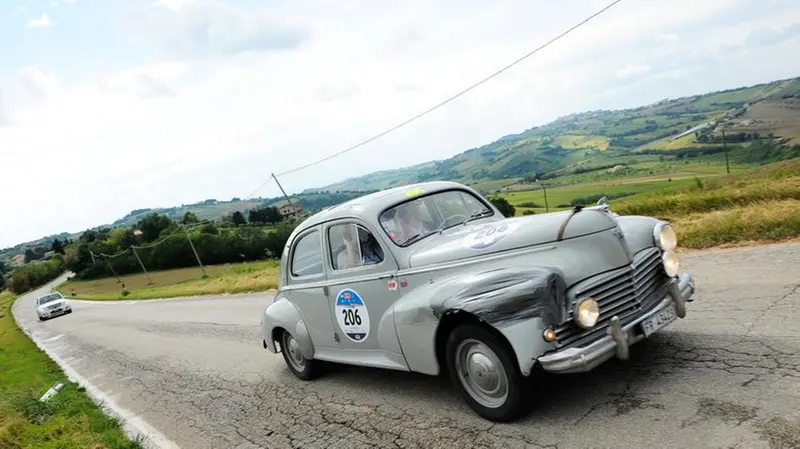 Mille Miglia 2016, le auto storiche a Morrovalle