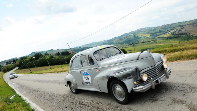 Mille Miglia 2016, le auto storiche a Morrovalle