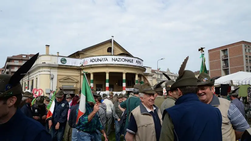 La deposizione della corona dell'Ana Brescia al monumento degli Alpini di Asti