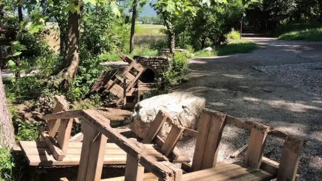 Le foto pubblicate dei tavoli distrutti