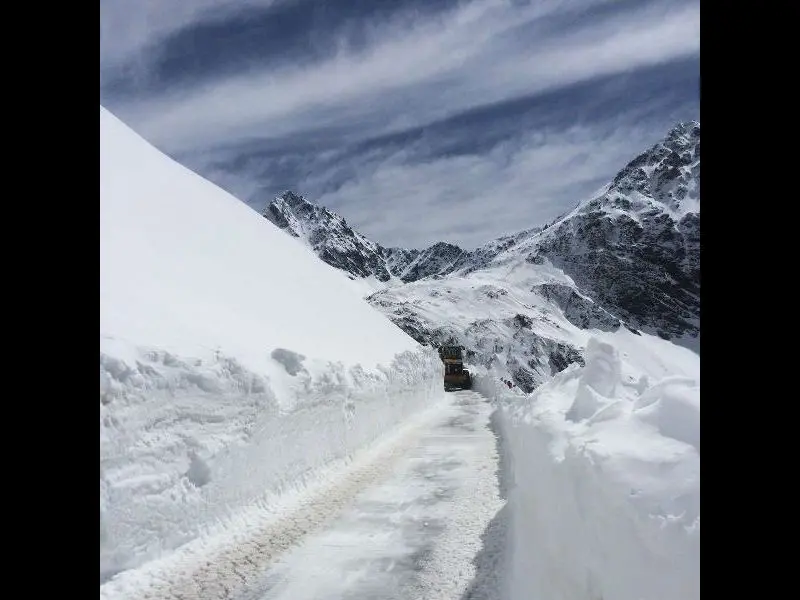 Si sgombera il Gavia dalla neve