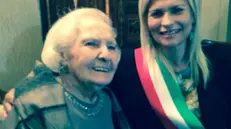 La signora Luisa, 105 anni, con il sindaco Maria Teresa Vivaldini