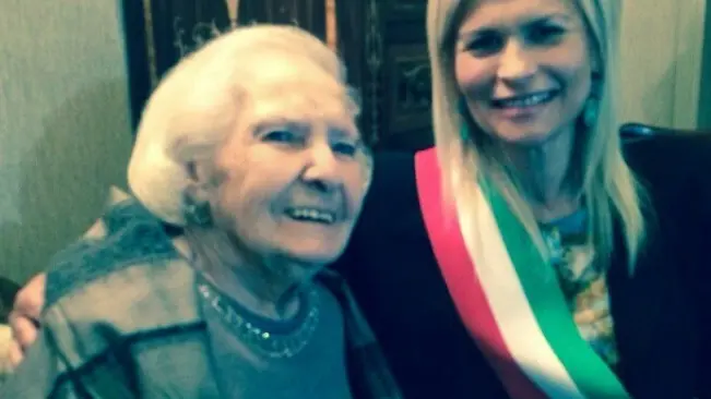 La signora Luisa, 105 anni, con il sindaco Maria Teresa Vivaldini