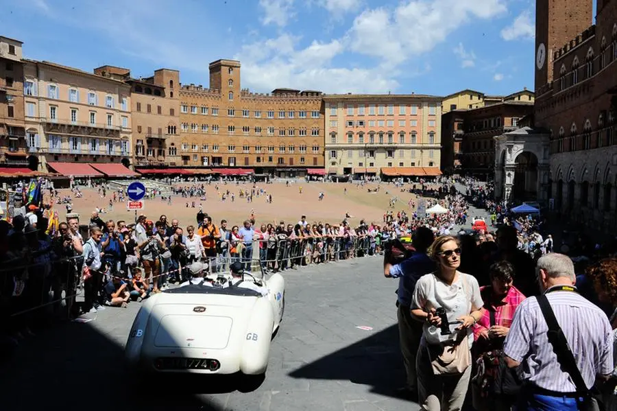 La Mille Miglia accolta a Siena