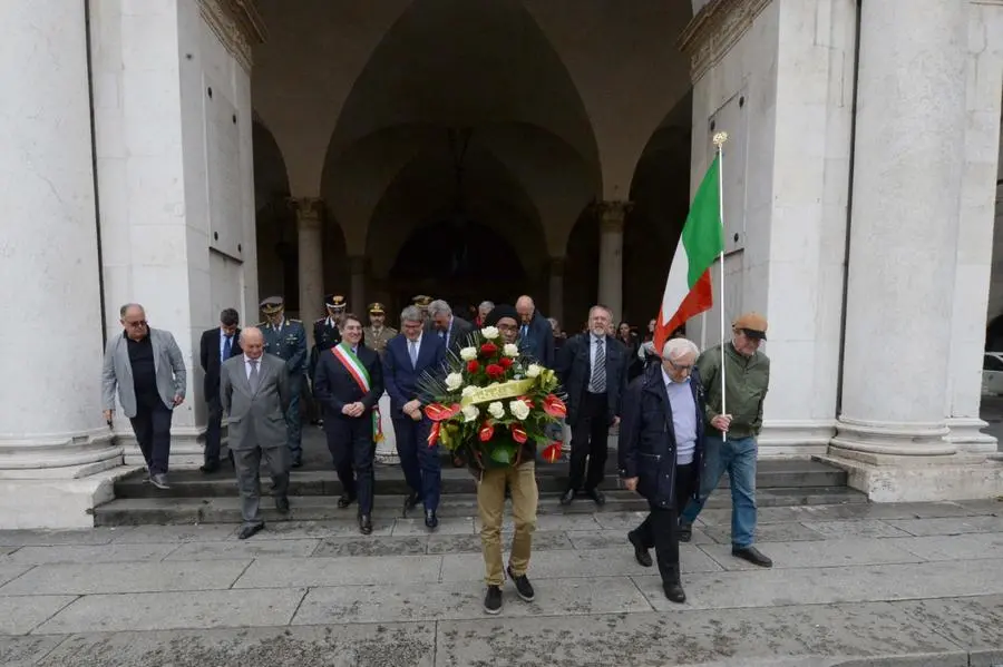 La commemorazione in piazza Loggia