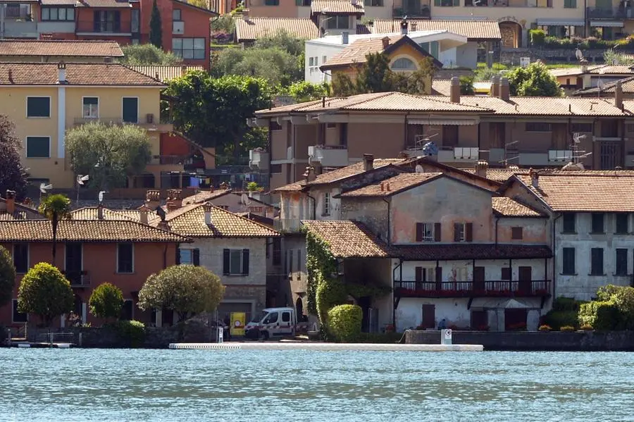 The Floating Piers, Montisola vista dalla passerella