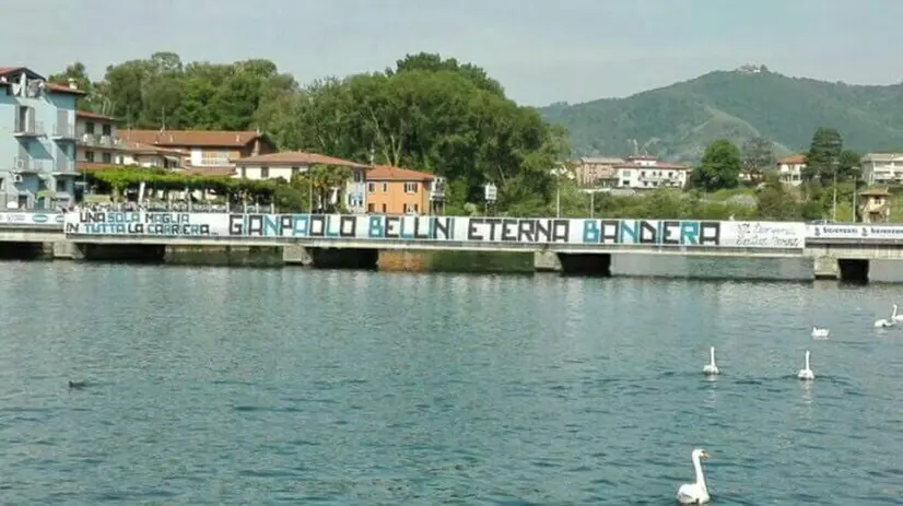 Lo striscione tra Sarnico e Paratico