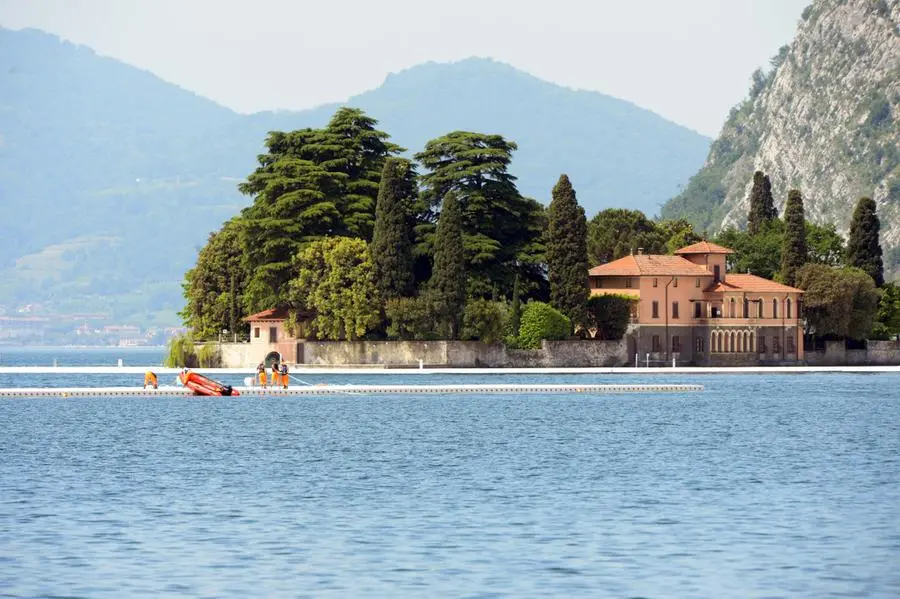 The Floating Piers, preparativi a Montisola