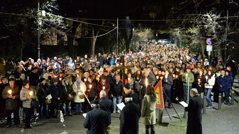 La Via Crucis per la città