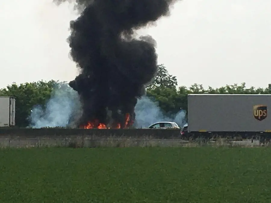 Il furgone in fiamme sulla A4