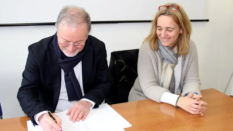 La firma della nuova convenzione tra il sindaco di Campione, Battista Girardi, e la titolare di Univela, Arianna Mazzon