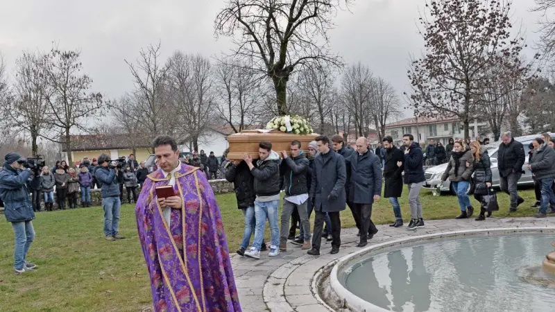 I funerali di Giovanna Lazzari e della piccola Camilla