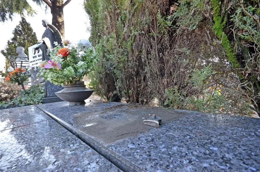 Il cimitero di Mompiano e le tombe sfregiate