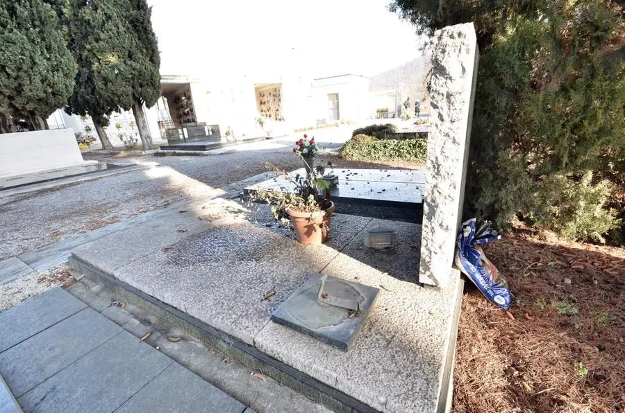 Il cimitero di Mompiano e le tombe sfregiate