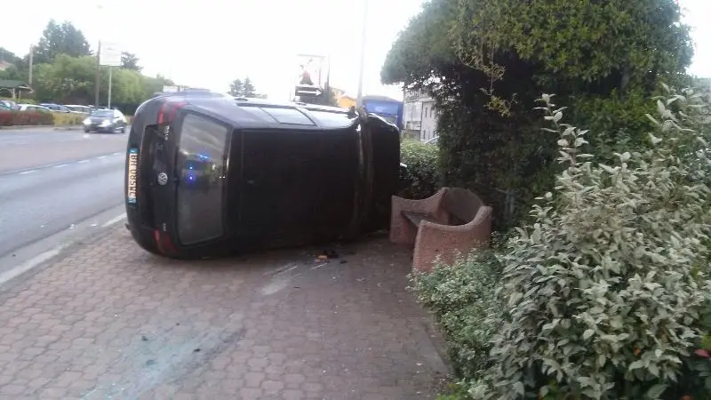 Auto ribaltata a Ponte San Marco