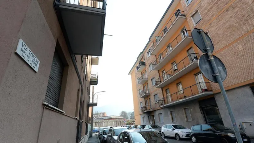 Via Tosoni, l'auto che stava per essere incendiata