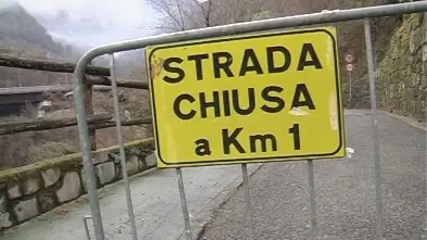 Frana a Pregasso, ruspa al lavoro
