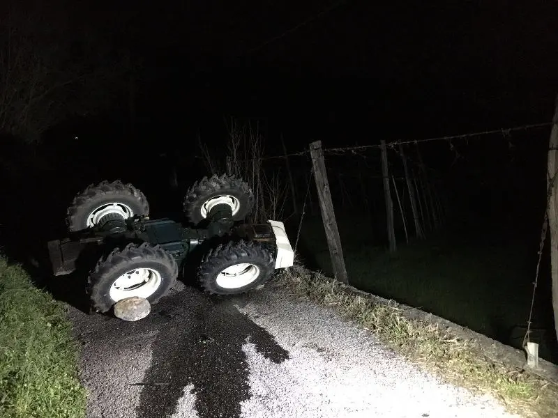 Il trattore ribaltato a Botticino