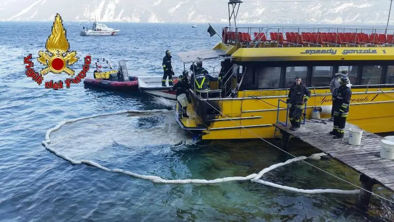 Le immagini della barca che ha preso fuoco