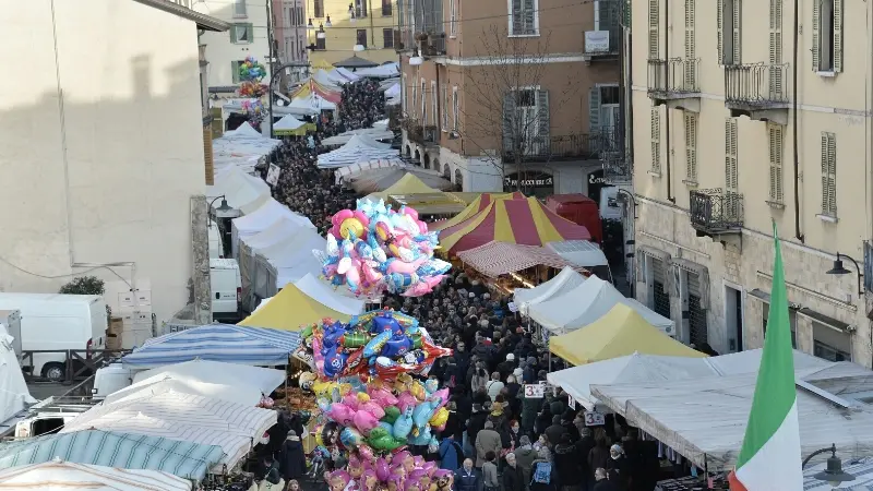 Folla alla fiera di San Faustino