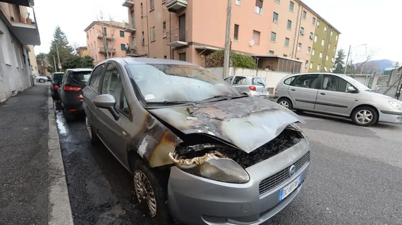 Via Tosoni, sesta auto in fiamme