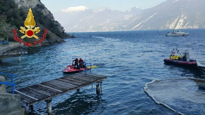 Le immagini della barca che ha preso fuoco