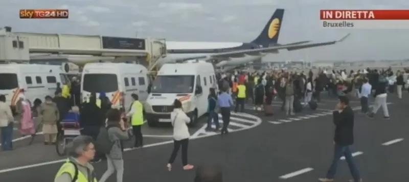 Bruxelles, la sequenza dell'esplosione all'aeroporto