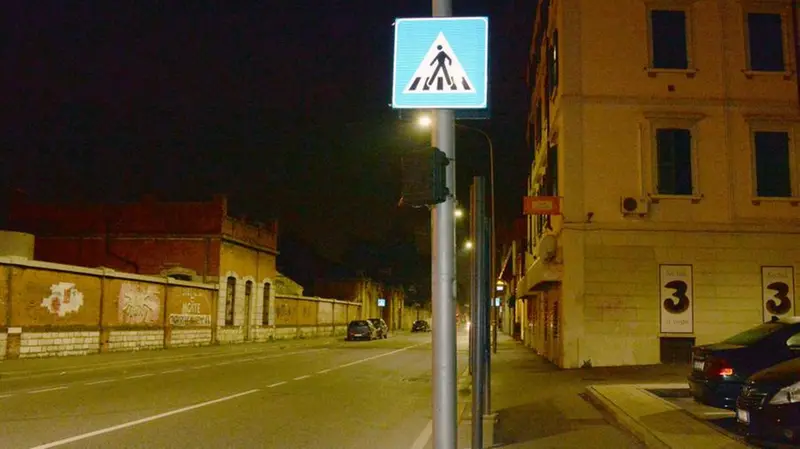 Una delle valigette nere in via Milano