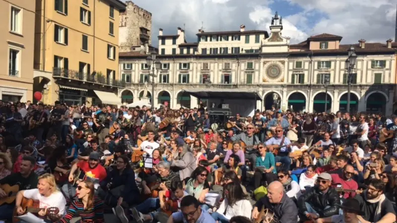 Mille chitarre in piazza