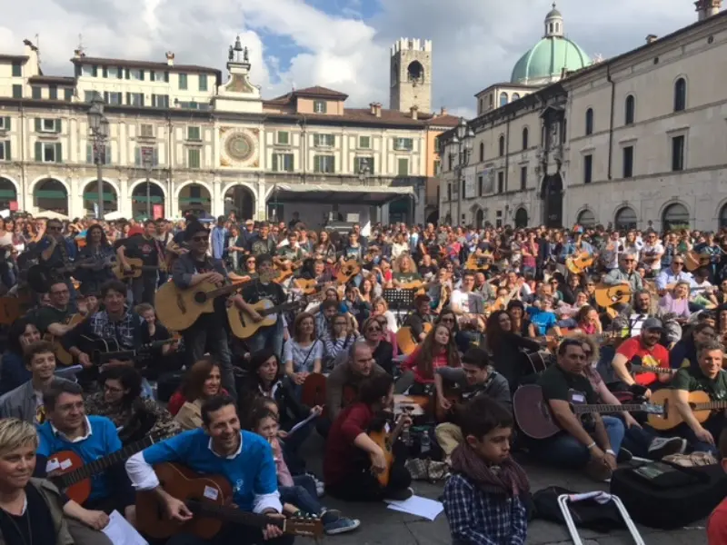 Mille chitarre in piazza