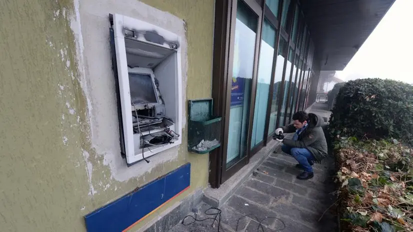 Lo sportello bancomat fatto esplodere a Flero